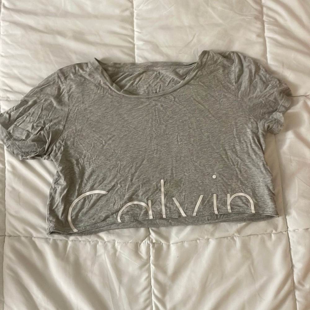 Cropped gray tee